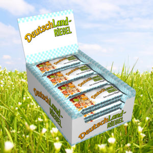 Kiste, Box, Tray, Verpackung, 20 Stück, 20er, Verpackungseinheit, DeutschLand-Riegel, Der schlaue Riegel, Riegel mit Nüssen, Haselnüssen, Erdnüssen Trauben, pflanzlichen Proteinen, Kakao, Molke, Magermilch, Molkeprotein, Cornflakes, Sojaprotein, Der Riegel vom Lande, in Kakaohülle, knackige Proteinquelle, natürlich, Ballaststoffquelle, ohne Palmfett, mit Leinsamen, Leinsaaten, Sonnenblumenkerne